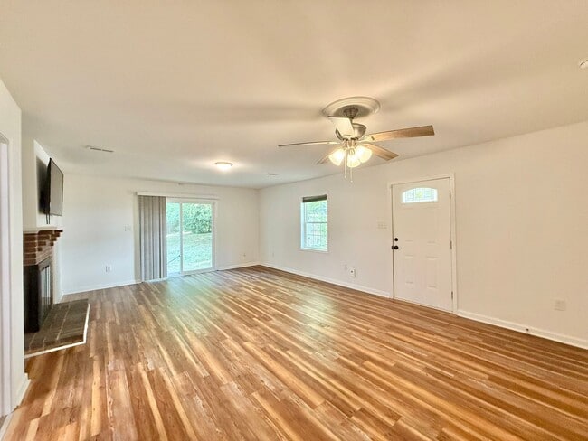 Photo - **OFFERING REFUNDABLE APPLICATION FEES & $150 MOVE IN PROMOTION** Newly Remodeled 3BD, 1BA Raleig...
