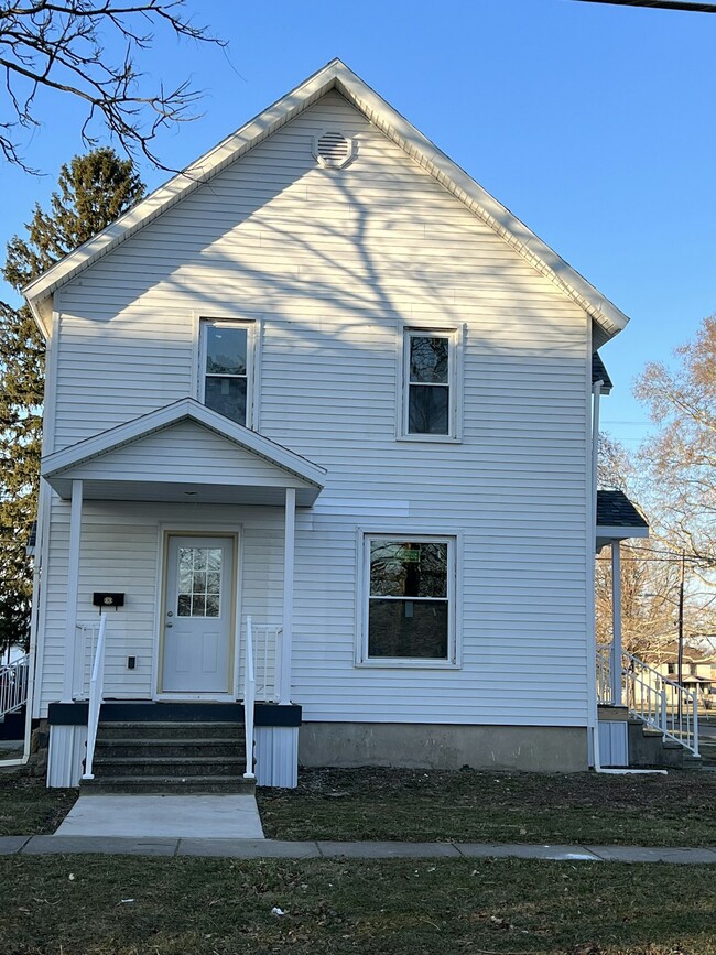 Building Photo - 119 E Elm St Unit 3