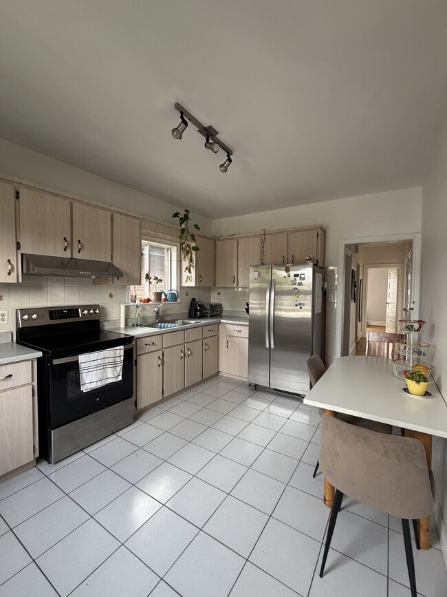 Building Photo - Ossington - Harbord & College Unit 2nd Floor