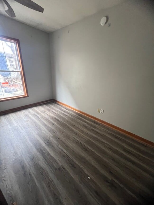 Building Photo - 106 Parade St Unit 1