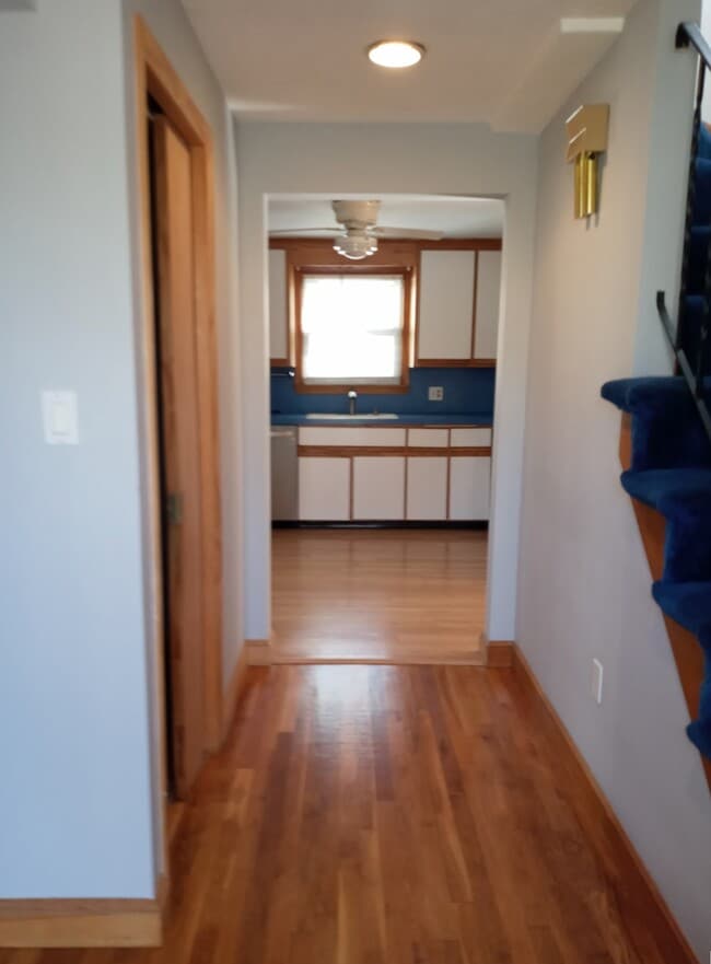 Entry hallway - 87 Auburn St Unit 87 Auburn Street