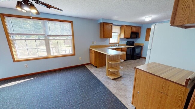 Photo - 975 Murray Ln