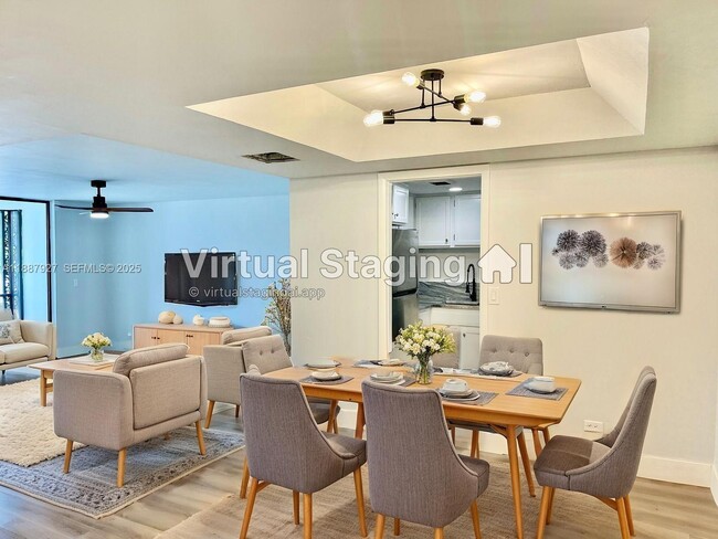 Building Photo - 3680 Inverrary Dr Unit 2B