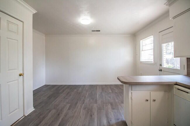 Photo - 5011 42nd St