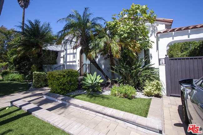 Photo - 1173 S Point View St