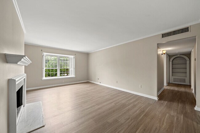 Photo - 103 La Rue Pl NW