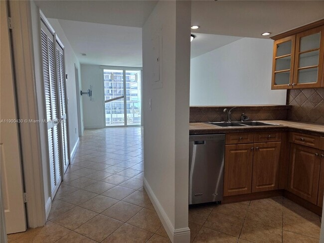 Photo - 5880 Collins Ave Unidad 806