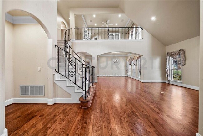 Photo - Beautiful 4/3.5/2 Home in Oak Point!