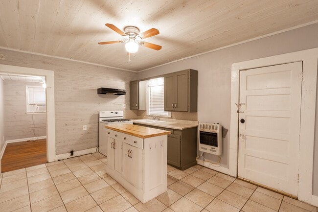 Building Photo - 104 S Beauregard St