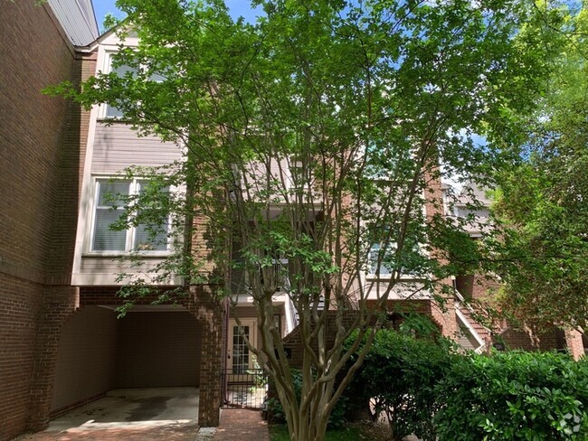 Building Photo - Beautiful townhome in Uptown Charlotte