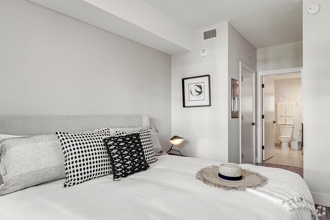 1BR, 1BA - 769SF