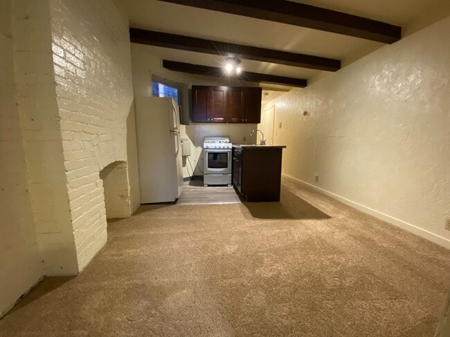 Photo - Cozy Two Bedroom Apartment in Oakland! On-Site Laundry & Air Conditioning! Call Now! Unit 2