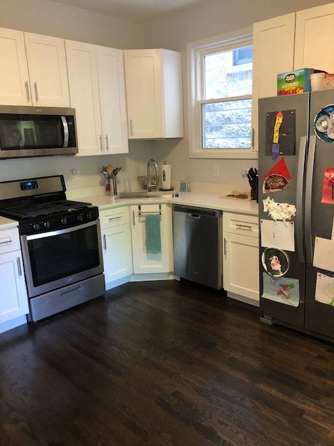 Building Photo - 3320 N Lakewood Ave Unit 2