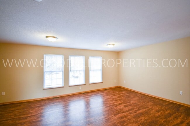 Photo - 2-Bedroom, 2.5-Bath Urbandale Townhome with 2-Car Garage & Deck