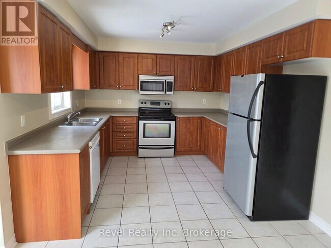 Photo - 1026 Whitney Crescent