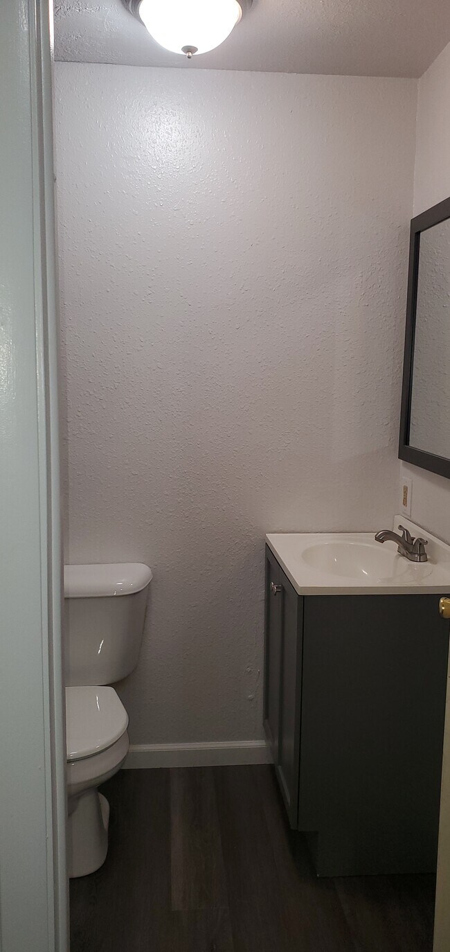 Baño - 913 N Greenwood St #D Unidad D