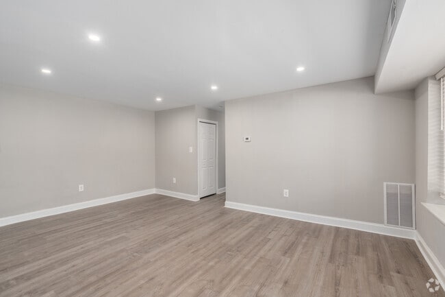 2BR, 2BA - 953SF - Living Room