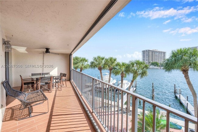 Building Photo - 1700 S Bayshore Dr Unit 3B