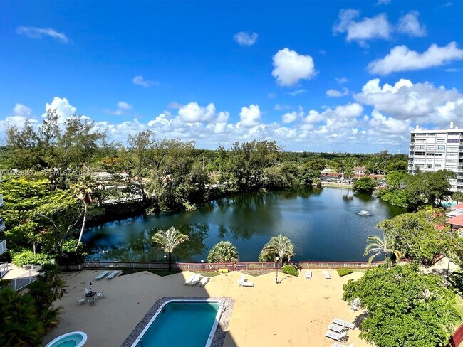 Building Photo - 1300 NE Miami Gardens Dr Unit 711E