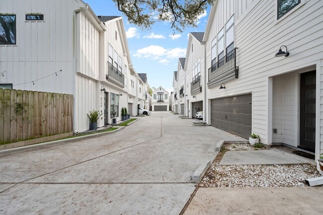 Photo - 823 Mansfield St