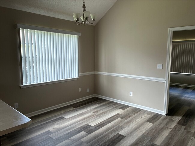 Photo - 301 Strawbridge Ln