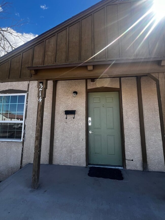 Building Photo - 2BD/1 BA Duplex