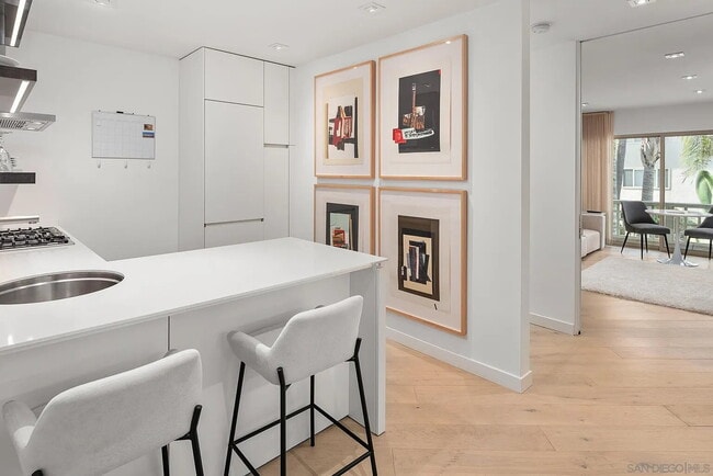 Building Photo - "Chic Coastal Living: Elegant 1-Bedroom Retreat with Luxe Finishes in La Jolla"