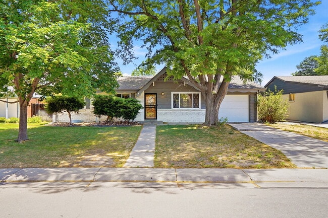 Building Photo - $2,740.95, 4 Beds - 1 Bath, Single Family Home in Denver with Washer and Dryer!