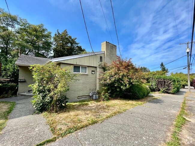 Building Photo - 4205 34th Ave W Unit 4205.5 Rental
