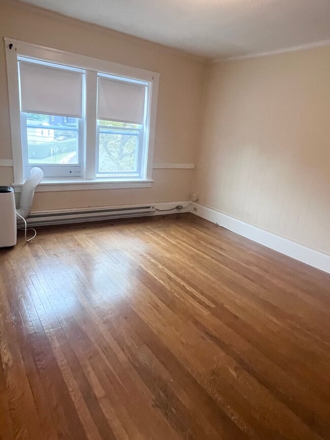 Living room - 144 Van Zandt Ave Unit 9