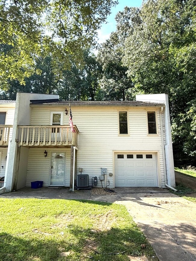 Building Photo - 3 Bedroom Townhome located walking distanc...
