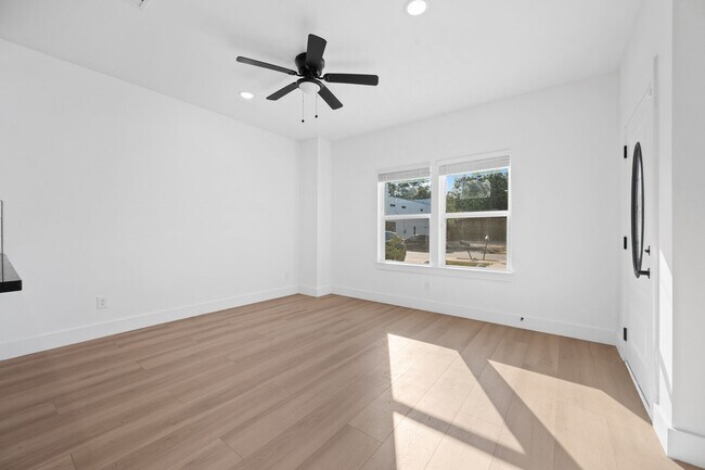 Photo - 8412 Sunnyhill St