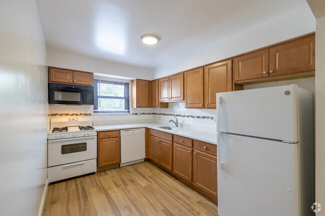 1BR, 1BA - 750SF - Kitchen - Hillside Gardens