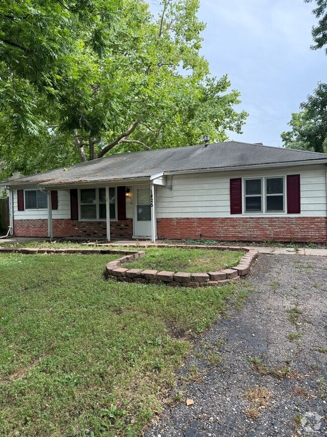 Building Photo - 3BR/1BA with overside detached garage read... Rental