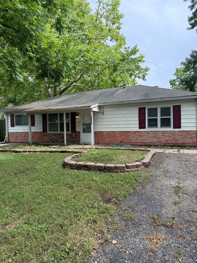 3BR/1BA with overside detached garage read... - 3BR/1BA with overside detached garage read... Casa