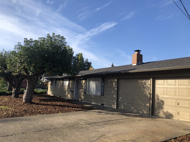 Building Photo - 692 Dalke St E Unit Remodeled Duplex