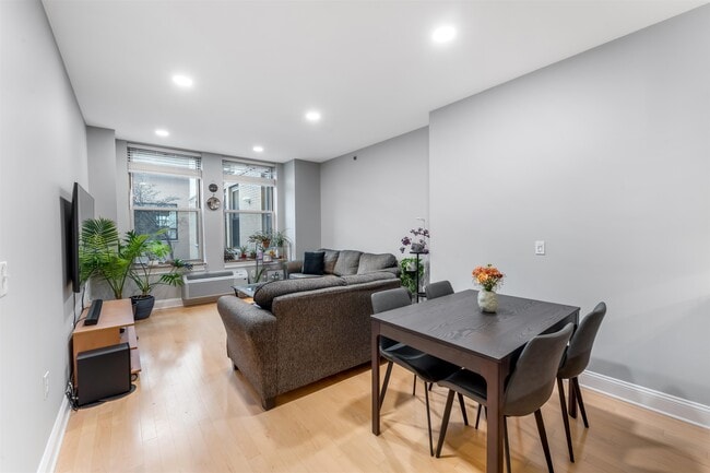 Building Photo - 10 Regent St Unit 511