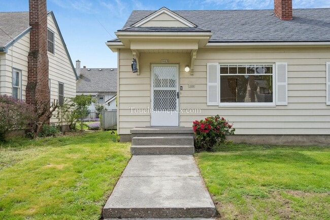 Photo - Classic Rose City Park 3 Bedroom Home with Wood Burning Fireplace