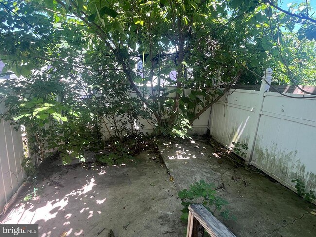 Photo - 2023 W Oxford St