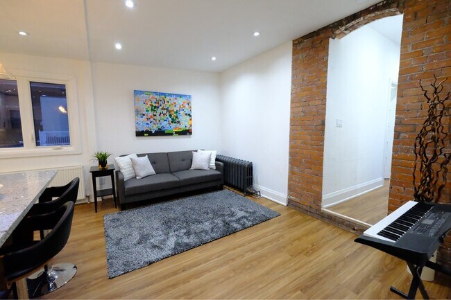 Photo - 326 High Park Av