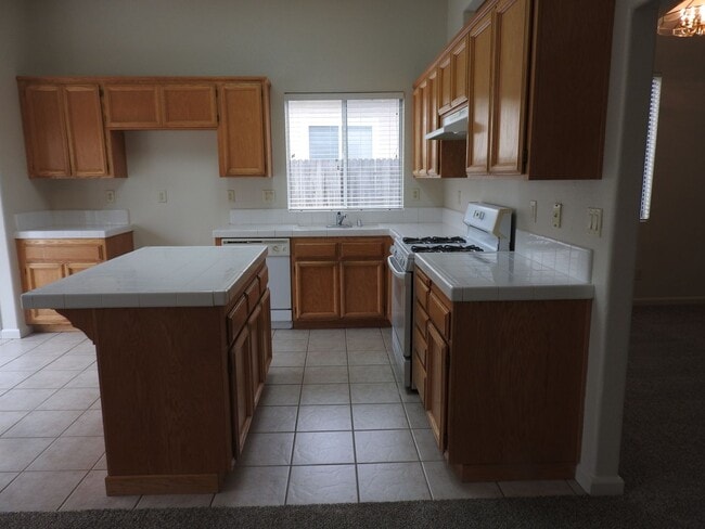 Photo - Cresleigh near Wild Life Preserve 3 Bedroom + Den!!