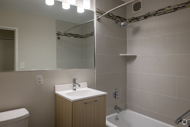 1BR, 1BA - 950SF - Primary Bathroom