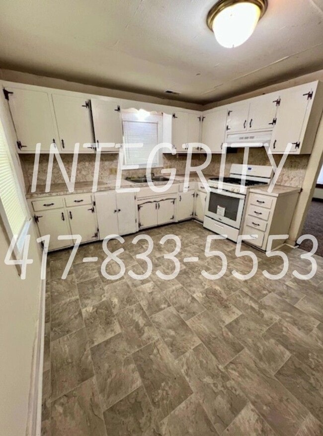 Photo - 1631 E. 8th; Springfield - HOUSE - THREE Bed; One Bath, Fenced Yard, Carport, Covered Patio