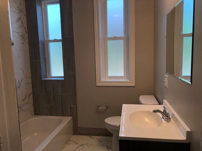 Photo - 827 W 33rd Pl Unit 2RB
