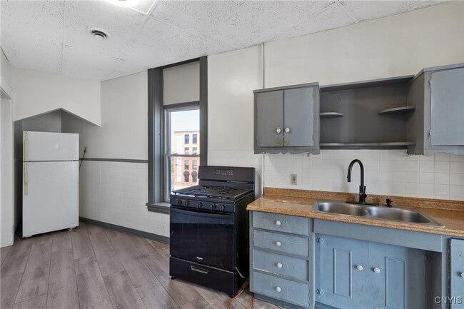 Building Photo - 319 N Salina St