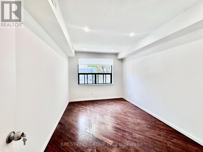 Photo - 373 Eglinton Ave W