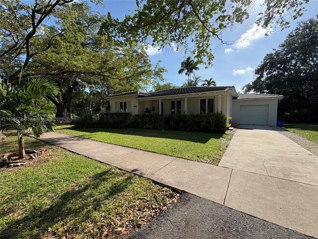 Photo - 1710 Segovia St