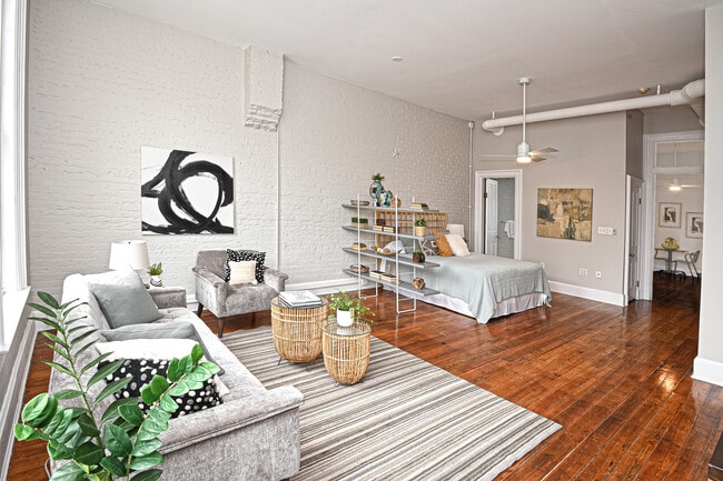 Building Photo - 1343 Main St Unit 5