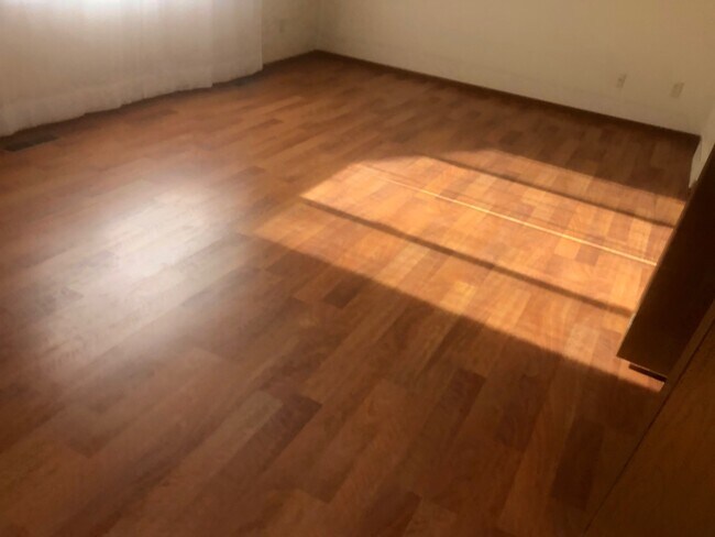 3 bedroom 1.5 bath Twin Home - 3 bedroom 1.5 bath Twin Home