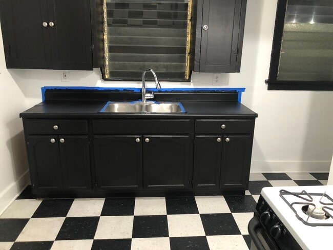 Kitchen - 717 1/2 N Ridgewood Pl Unit 2nd Floor